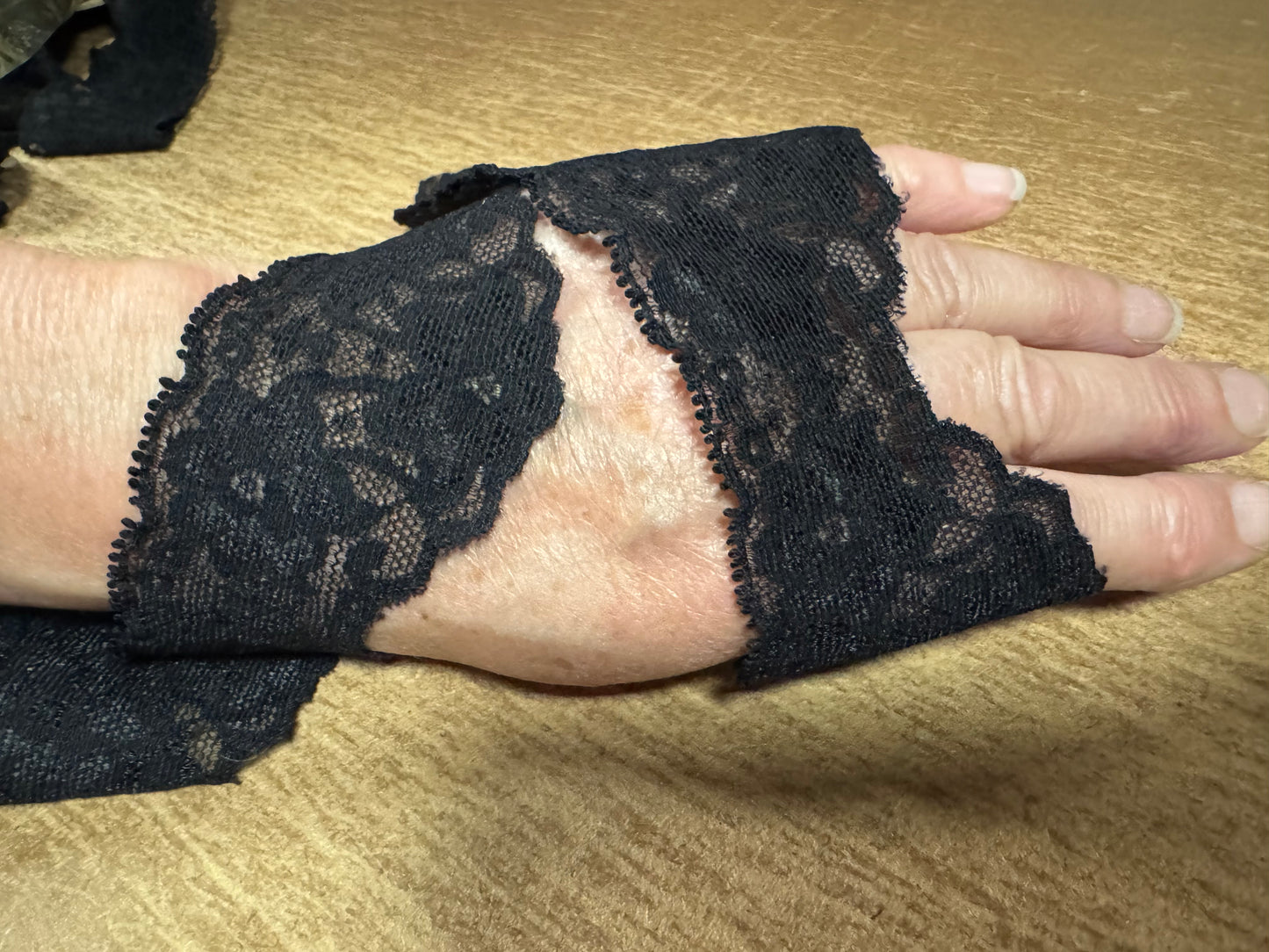 Stretch lace edging trim fabric with scalloped selvedges, per metre - floral - black