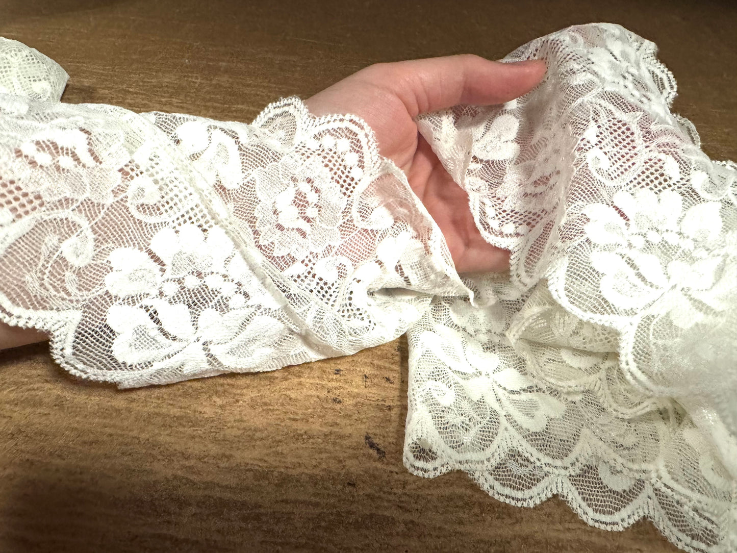 Scalloped stretch lace edging trim fabric, per metre - floral pattern - ivory