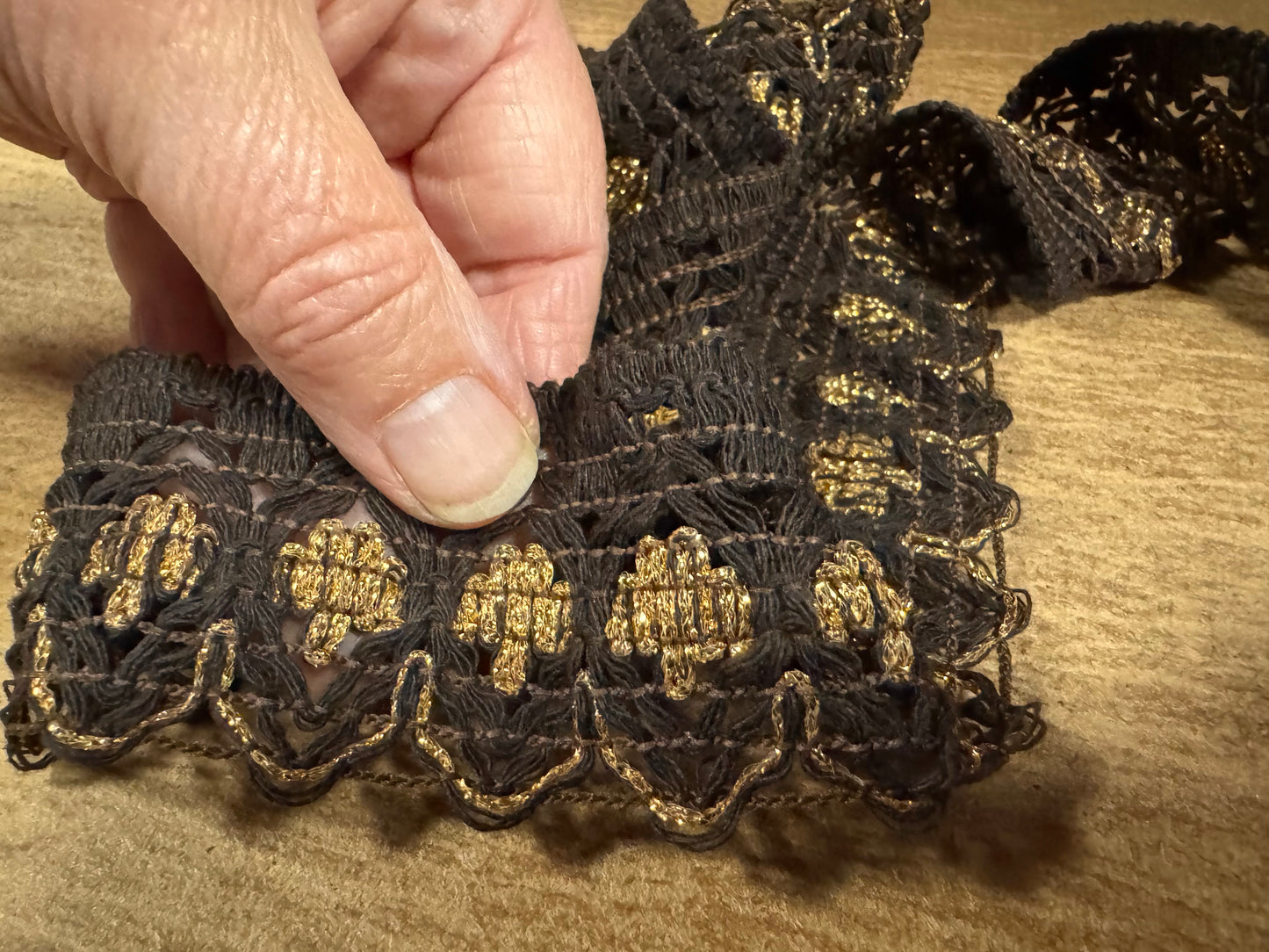Metallic crochet lace edging trim fabric with scallop, per metre - dark brown with gold lurex
