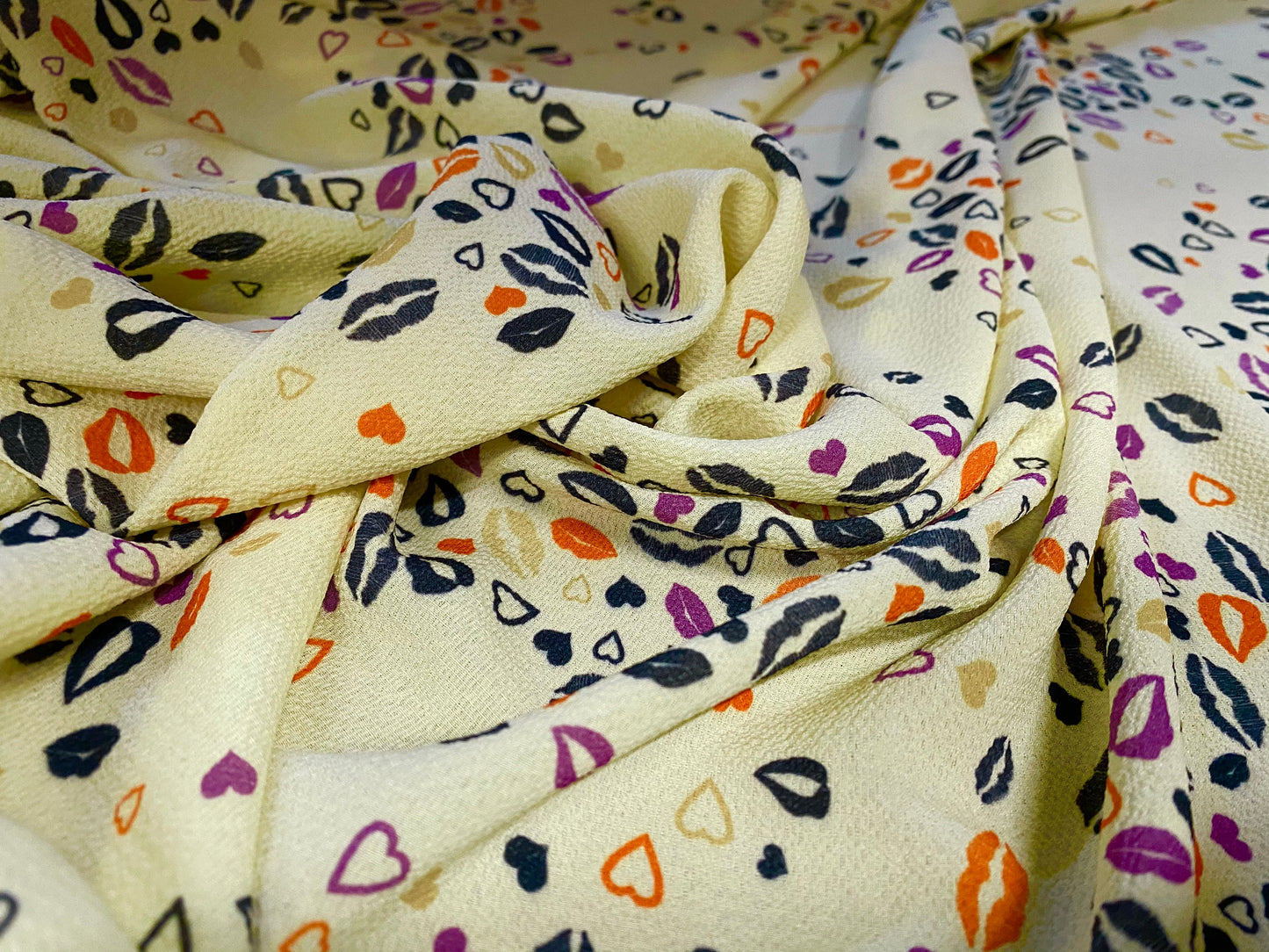Bubble crepe woven with comfort stretch - lemon kisses print