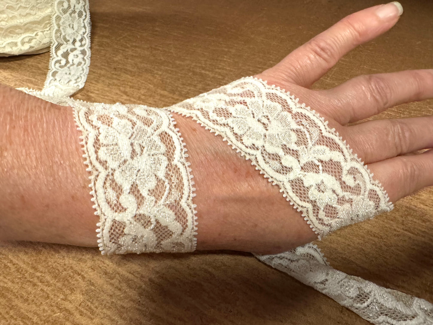 Stretch lace edging trim fabric with scalloped selvedges, per metre - floral - cream