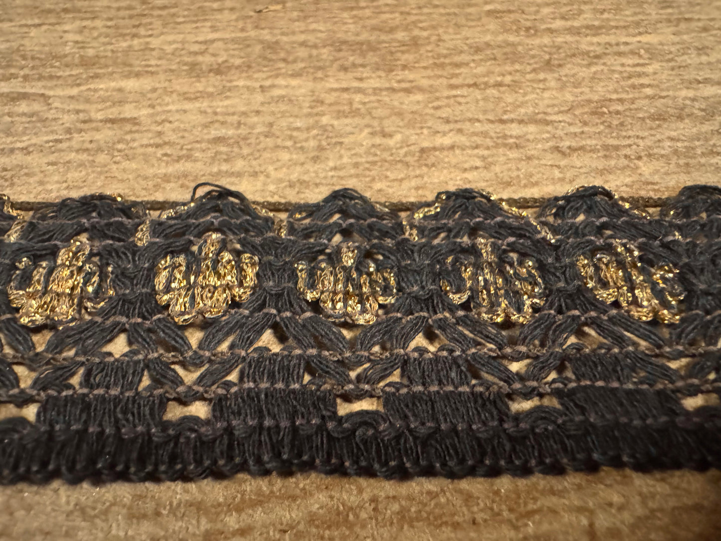 Metallic crochet lace edging trim fabric with scallop, per metre - dark brown with gold lurex