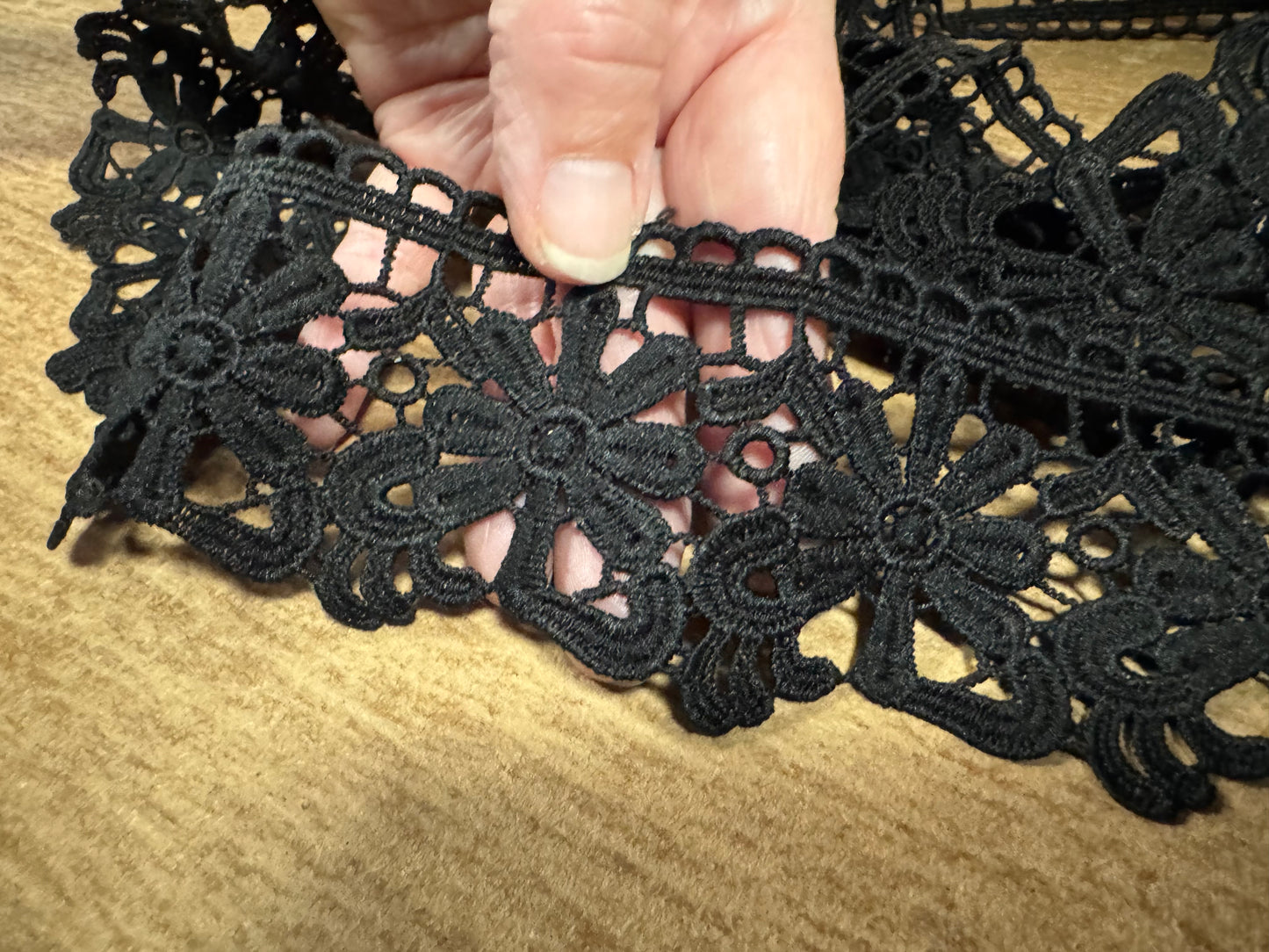 Cutwork lace edging trim fabric with scalloped selvedge, per metre - floral - black