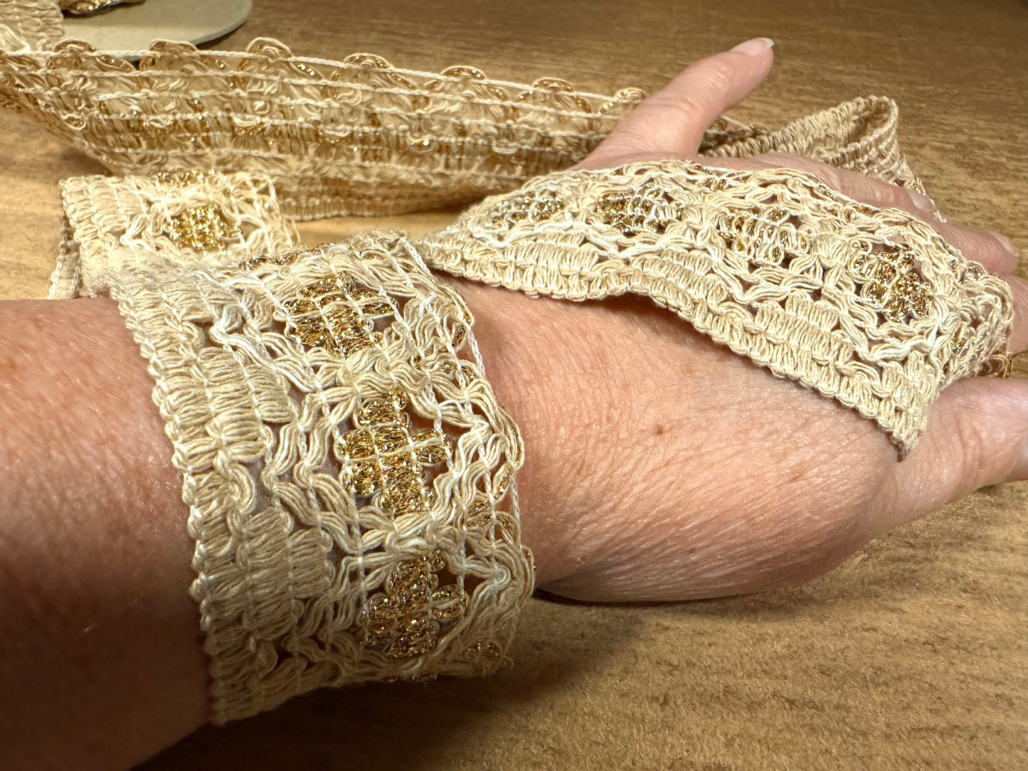 Metallic crochet lace edging trim fabric with scallop, per metre - stone with gold lurex