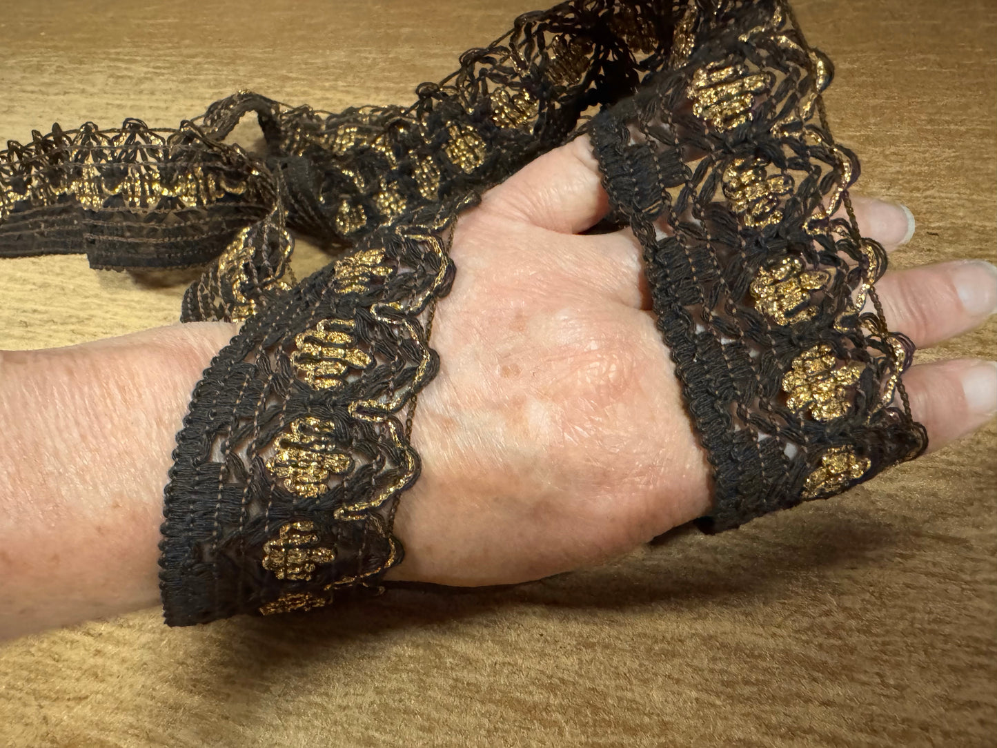 Metallic crochet lace edging trim fabric with scallop, per metre - dark brown with gold lurex
