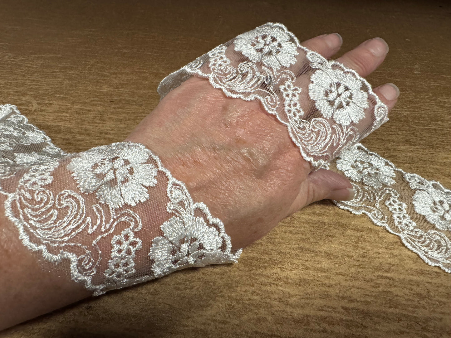 Embroidered lace edging trim fabric, per metre - scalloped - ivory