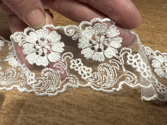 Embroidered lace edging trim fabric, per metre - scalloped - ivory