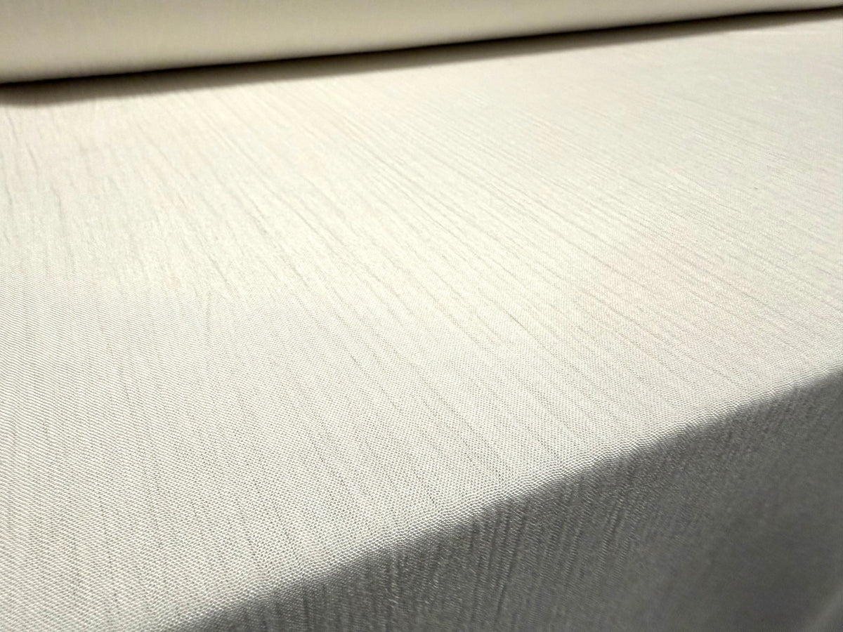 Crinkle viscose plain fabric, per metre - white