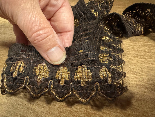Metallic crochet lace edging trim fabric with scallop, per metre - dark brown with gold lurex
