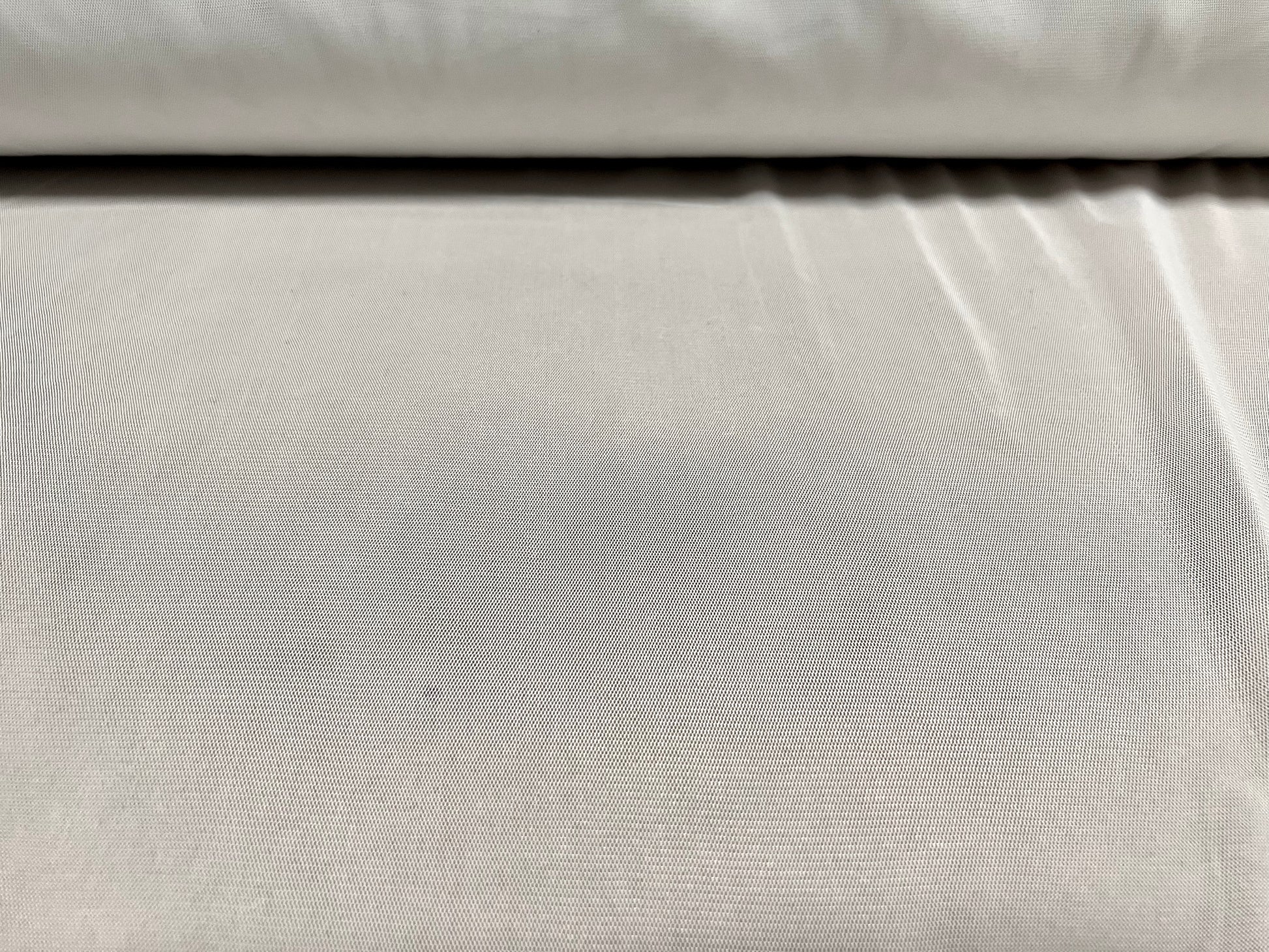 Lightweight online mesh fabric
